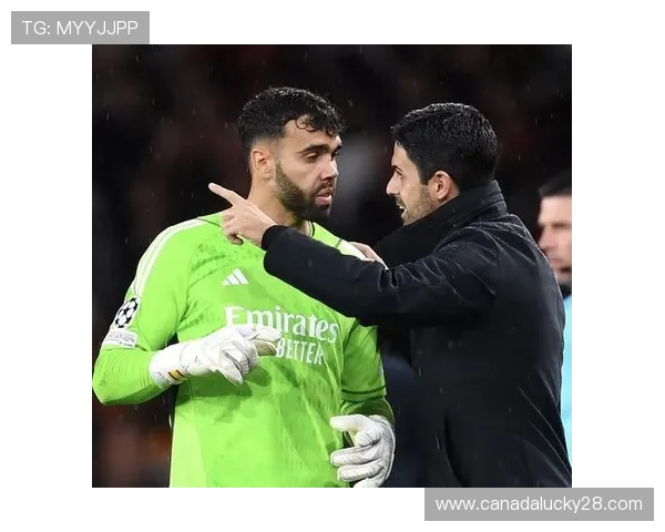 阿森纳门将拉亚出击失误，险送利物浦进球